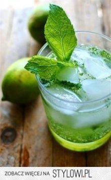 pokruszony lód, liście mięt...