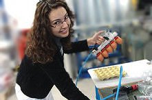 Co ona trzyma w dłoni ? To narzędzie do przenoszenia jajek :D Dość ciekawe urządzenie skonstruowane z przyssawek próżniowych, złączki, trochę plastiku i rączka :) Każda ssawka t...