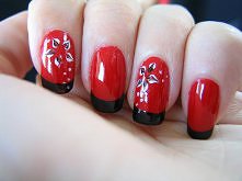 francuskie manicure z delikatnym kwiatem