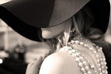 Big hat & Pearls
