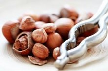 do smarowania: orzechy laskowe + miód