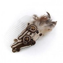 sutasz i pióra na grzebyku