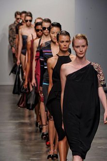 New York Mercedes Benz Fashion Week w pełnym rozpędzie. Bez pośrednie relacje tylko na naszej stronie LoveNY.pl Zapraszamy!