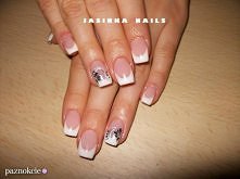 Białe paski ze wzorkiem