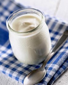 Domowa maska na włosy z jogurtem

Składniki: 5 łyżek jogurtu naturalnego, 1 jajko

Typ włosów: domowa maska do włosów tłustych 

Wymieszaj jogurt z jajkiem (najlepiej trzepaczką...