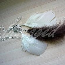 Piórkowy naszyjnik w stonowanych kolorach to świetna propozycja dla tych, co lubią lekką biżuterię ;)