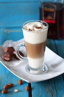 KAWA Z MLEKIEM SKONDENSOWANYM I AMARETTO