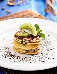 Naleśniczki

 Składniki:

 130 g mąki

 1 łyżeczka proszku do pieczenia

 2 żółtka

 1 łyżka rozpuszczonego masła

 2 łyżki cukru

 2 łyżki posiekanej gorzkiej czekolady

 130 m...