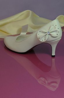 Carla z kokardką i na czerwonej podeszwie
Odważne i zarazem kobiece połączenie :-)