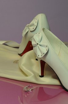 Carla z kokardką i na czerwonej podeszwie
Odważne i zarazem kobiece połączenie :-)