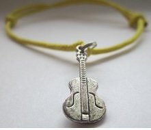 i gra gitara :P