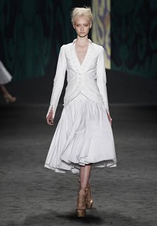 VERA WANG SS13 MARYNARKA Z ELEGANCKIMI OBSZYCIAMI Z GUZIKÓW NA FRONCIE PLUS NA ŚRODKU RĘKAWÓW