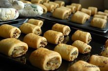 500 g mąki
150 g masła
50 g drożdży
2 jajka + 1 żółtko
½ szklanki kwaśnej śmietany
2 łyżki mleka
1 łyżeczka cukru
pół łyżeczki soli
1 jajko do posmarowania kapuśniaczków

farsz:...