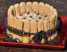 Szarlotka udekorowana podłużnymi biszkopcikami :)