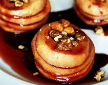 Jabłka pieczone w winie
Składniki (porcja dla 4 osób):

4 jabłka, pół butelki czerwonego wina, 4 łyżki soku z wiśni, 4 łyżki cukru, cynamon, skórka pomarańczowa, bakalie

Przygo...