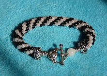 czarno-biała z ozdobnym zap...