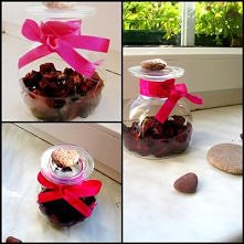 gdy Nam się rozsypie zaschnięta róża:) płatki+pucharek do lodów+wstążka+kamyk w kształcie serca :)