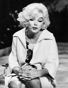 O Marilyn:
"Czerpała z życia pełnymi garściami, brała je w ramiona, przyciskała do piersi, lecz w tak chorobliwy i zachłanny sposób, że obejmowała śmierć." Michel Schn...