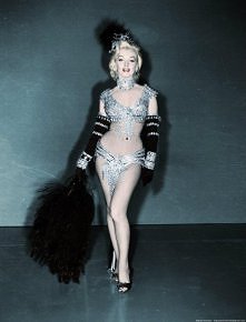 "Ludzie patrzą na mnie zazwyczaj tak, jakbym była czymś w rodzaju lustra, a nie człowiekiem.
Nie widzą mnie, widzą swoje własne ukryte myśli, a potem sami się rozgrzeszają ...