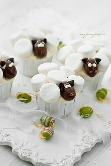 babeczki-owieczki, marshmallows mini -> wełna, głowa -> jajeczko czekoladowe