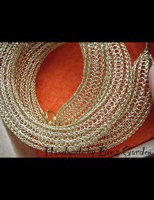 Naszyjnik z cienkiego druciku, szydełkowany