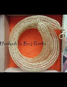 Naszyjnik z cienkiego druciku, szydełkowany