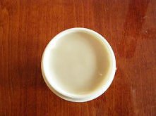 Wiecie co to? Pojemniczek ze zdrowym, skutecznym, tanim i ekologicznym antyperspirantem! Ja wypróbowałam i to działa, polecam! :-)