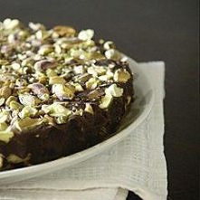 Tarta czekoladowa z pistacjami