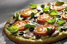 przepis na Pizza xxl :

Co kupić:
- pomidor pokrojony w plasterki: 1 szt.
- oliwa z oliwek: 6 łyżek
- salami: 50 g
- ostra mielona papryka: szczypta
- bazylia: 15 listków
- mozz...