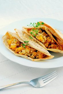 z farszem z dyni i tofu, z odrobiną świeżego tymianku, cynamonu oraz prażonymi ziarnami sezamu. Idealne danie na obiad lub śniadanie.