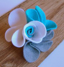 Broszka róża turkusowa