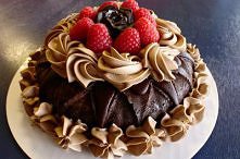 Tort czekoladowy z orzechowym kremem i malinami