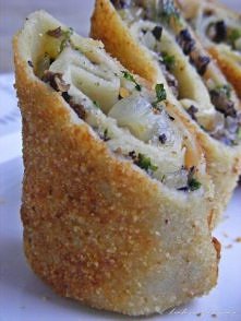 Pieczarki pokroić drobno i podsmażyć. 
 odcedzić wywar  z pieczarek, osobno usmażyć 
 cebulę i dodać do pieczarek następnie po ostudzeniu 
 dodać żółty tarty ser aby się nie roz...