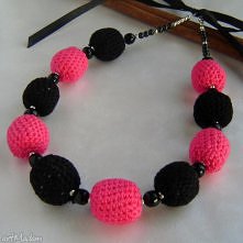 Naszyjnik szydełkowy czarno-różowy