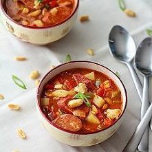 Rozgrzewająca gulaszowa zupa z orzechami i chorizo.