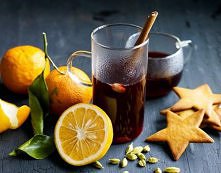 Grzane wino z pomarańczą i przyprawami korzennymi
Składniki: (porcja dla 4 osób)

750 ml czerwonego wina, 4 goździki, 4 łyżki cukru wanilinowego, 2 cm kory cynamonowej, 1 pomara...
