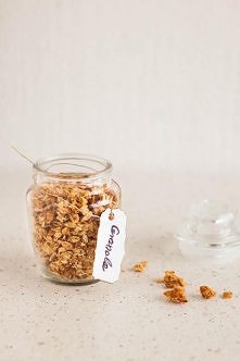 Składniki:

200 g płatków owsianych górskich
1 duża łyżka miodu
1/2 szklanki mleczka kokosowego
70 g wiórek kokosowych

Mieszamy płatki z wiórkami kokosowymi. Miód i mleko podgr...