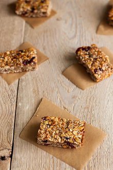 Składniki:

2 średnie banany
1 ½ szklanki płatków owsianych górskich
40 g pestek dyni
30 g ziaren sezamu
2 duże łyżki miodu
60 g suszonej żurawiny
20 g dowolnych otrąb (u mnie p...