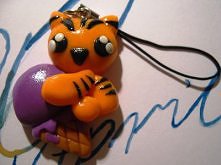 Zawieszka do telefonu z modeliny - tygrysek, inspiracja Alchemian.