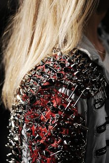 Ćwieki, trend na sezon jesienno-zimowy 2012. Designer: Balmain