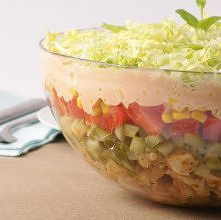 Sałatka GYROS
Składniki: 
6 łyżek Majonezu Dekoracyjnego WINIARY
Ziarenka Smaku WINIARY
6 łyżek keczupu (do wyboru)
3 – 4 piersi z kurczaka
2 cebule
3 łyżki oleju
6 ogórków kons...