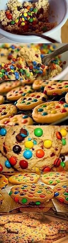 Składniki (na 34 ciastka):

2 szklanki mąki, 1/2 łyżeczki proszku do pieczenia, 12 łyżeczek rozpuszczonego i ostudzonego masła, 1 szklanka brązowego cukru, 1/2 szklanki białego ...