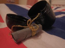 Jajko z kinder niespodzianki, marker i  przezroczysty lakier do paznokci z brokatem. :)