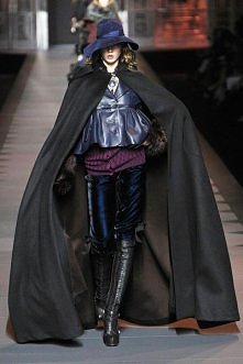 Jak dobrze, że peleryny wracają do łask. (Dior)