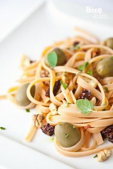 Spaghetti z zielonymi oliwkami, papryczką chilli i suszonymi pomidorami