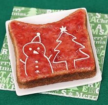 tost z dzemem truskawkowym i wzorkiem z lukru/bitej smietany/cukru pudru