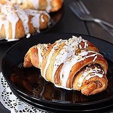 Tradycyjne rogale z ciasta półfrancuskiego z białym makiem