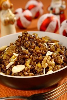 KUTIA

- 1/2 kg maku
- 1/2 kg coczyszczonej pszenicy "na kutię"
- 500 ml miodu
- po dużej garść rodzynek i migdałów
- przesmażona skórka z pomarańczy
___________

	Mak...