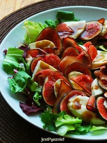 Sałatka figowa z mozarellą, szynką i sosem balsamicznym.