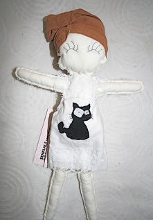 Lalczak - lalka uszyta całkowiecie ręcznie tylko z naturalnych składników, ekologiczna:)
Składniki: 
płótno - znalezione na dawnych wyprzedażach Ikea,
biała tkanina - podarow...